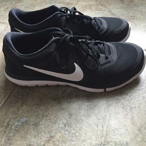Nike run shoes