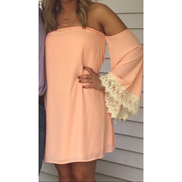 Dresses & Skirts - Strapless peach dress