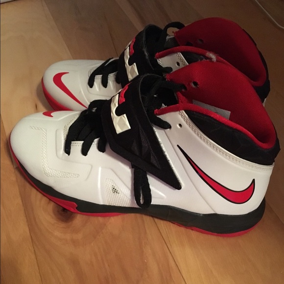 Nike lebrons size 7 y - Picture 2 of 4