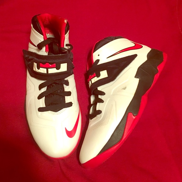 Nike lebrons size 7 y - Picture 1 of 4