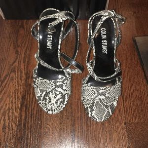 Snake skin leather shoe