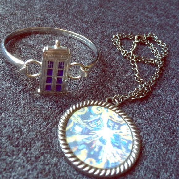 DOCTOR WHO Police Box Necklace and Bracelet Set