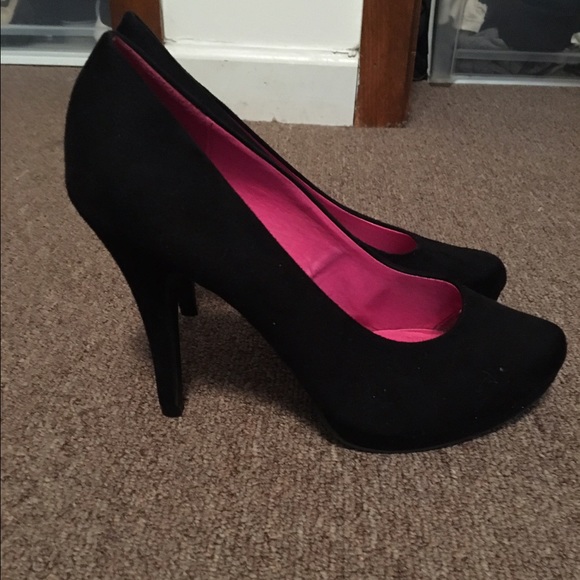 ❗️SALE❗️ Black Heels 👠 w/ Slightly Pointed Toe