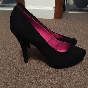❗️SALE❗️ Black Heels 👠 w/ Slightly Pointed Toe