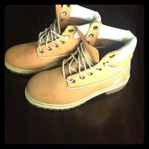 Timberland work boot with white lining