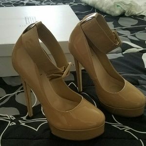 Nude pumps