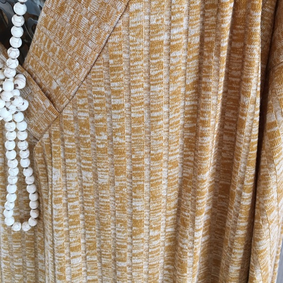 💕😊💕host pick 💕 Marble ribbed knit mustard top - Picture 3 of 3