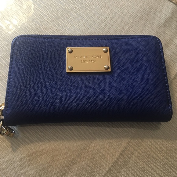 🔴🔴SOLD🔴🔴MICHAEL KORS wristlet; iPhone Wallet