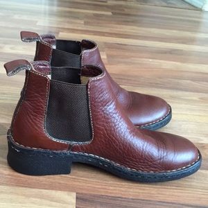 Born Chelsea pull-on boots!