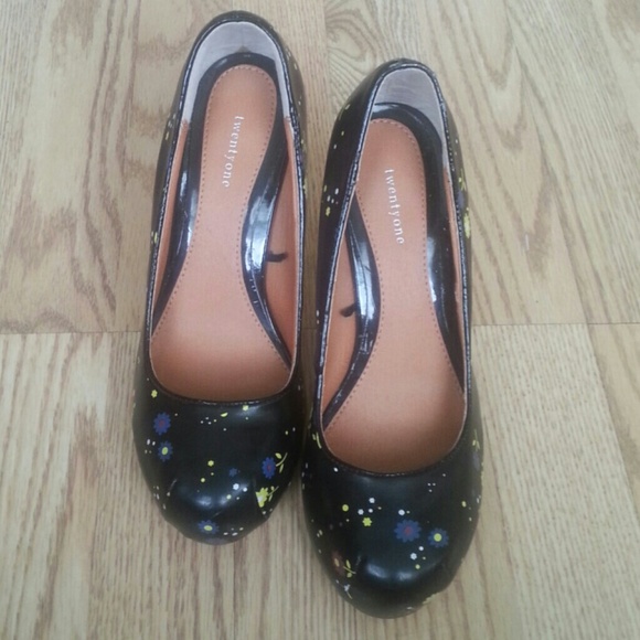 Forever 21 heels, black with cute flowers - Picture 1 of 4