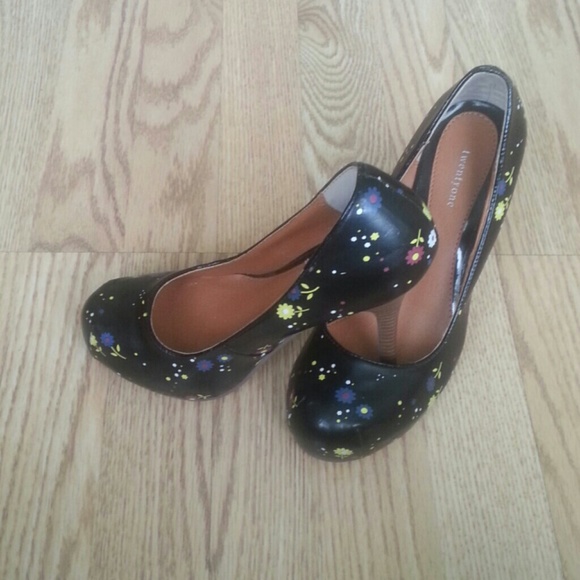 Forever 21 heels, black with cute flowers - Picture 2 of 4