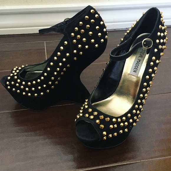 Steve Madden Shoes - Steve Madden studded wedges!
