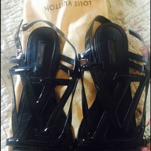 Louis Vuitton patent leather sandals 📌No trade 📌