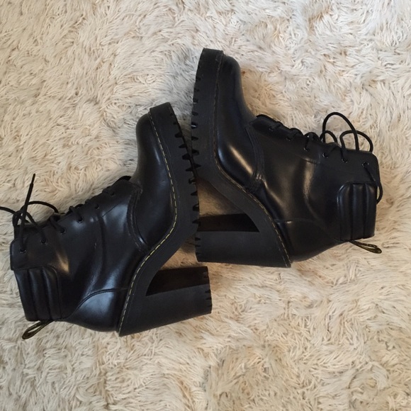 Dr. Martens Shoes - EXCELLENT Dr. Martins docs 9 "Persephone"