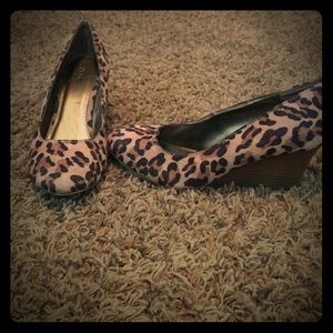 Dexter animal print wedges size 9
