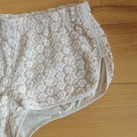 Forever 21 cream floral crochet lace shorts - Picture 2 of 4