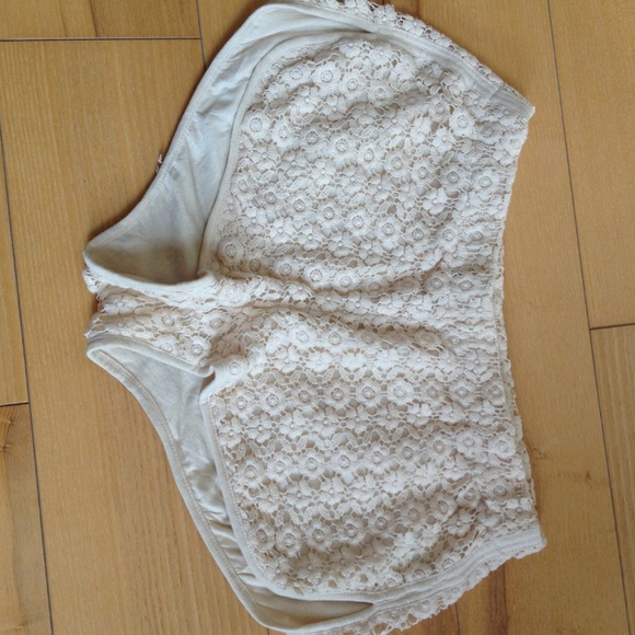 Forever 21 cream floral crochet lace shorts - Picture 3 of 4