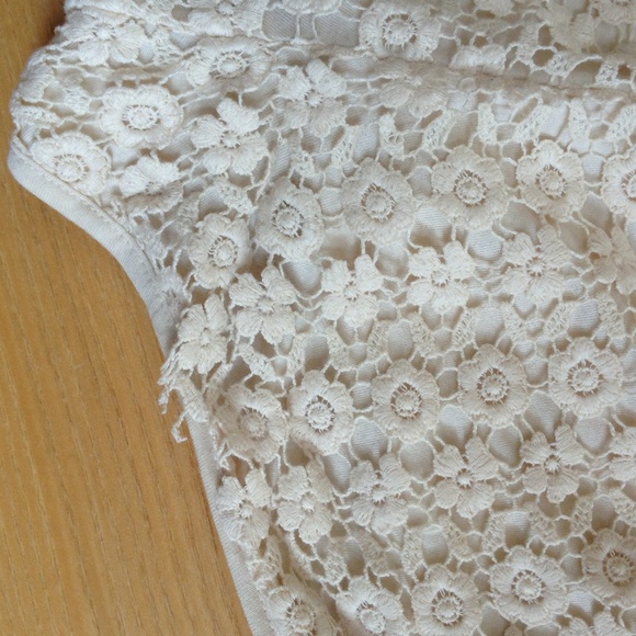 Forever 21 cream floral crochet lace shorts - Picture 4 of 4