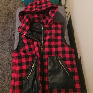 🎀NWOT Super Cute Plaid Vest🎀
