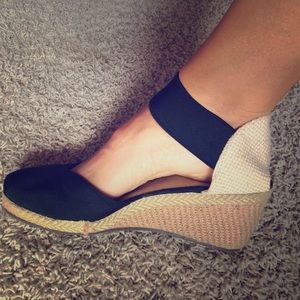 Sahara Black and Tan wedges