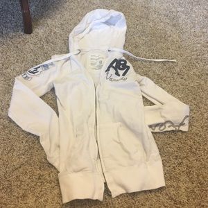 SUPER CUTE form fitting sweatshirt!