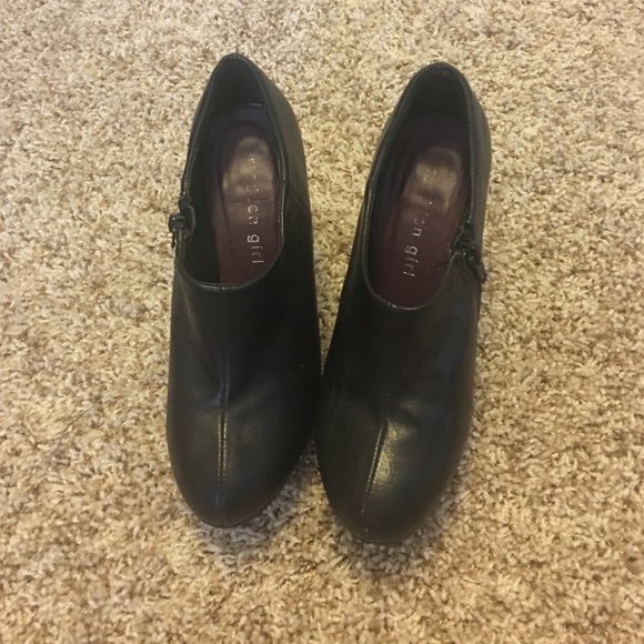 Super cute hardly worn booties!!