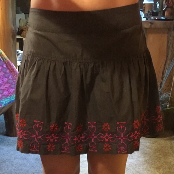 American Eagle Outfitters Dresses & Skirts - ✌️American Eagle grey embroidered mini skirt✌️