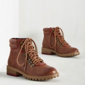 Brown ankle lace-up hiking / combat boots, NEW