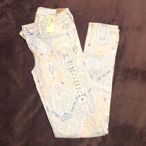 American Eagle paisly print ankle jegging.