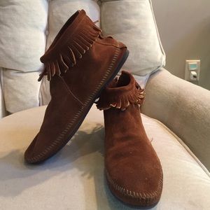Minnetonka moccasins in tan fringe size 11 hippy