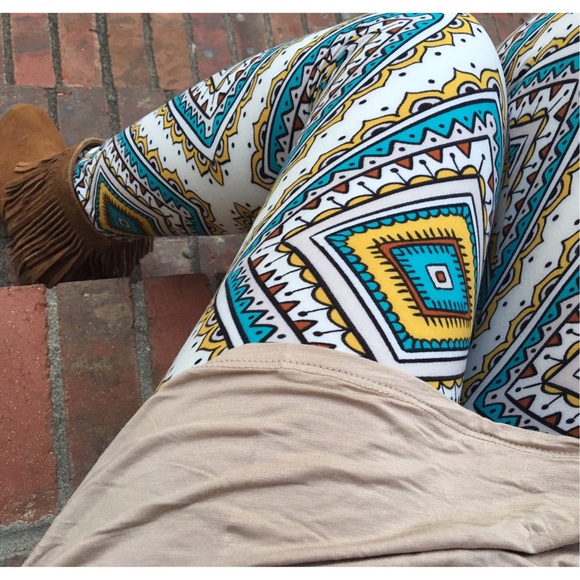 ❗️CLEARANCE❗️Aztec Pattern Leggings One Size - Picture 2 of 4