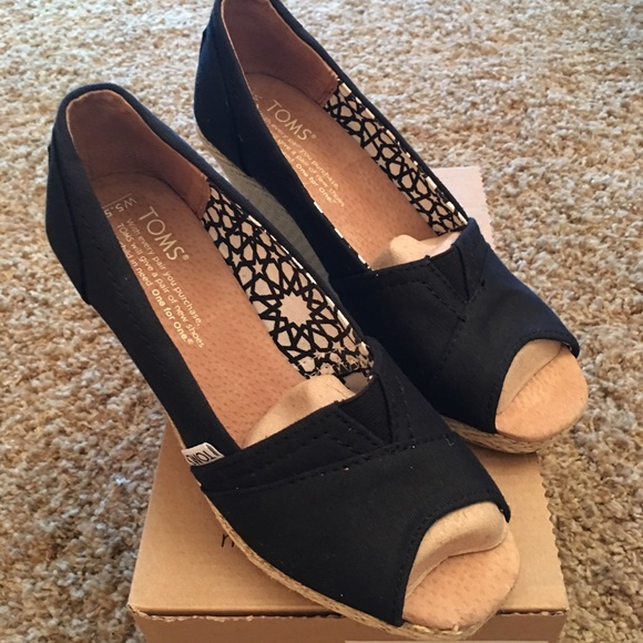 TOMS black canvas wedges