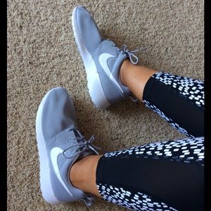 Nike Roshe One size 7.5 women (24.5cm)