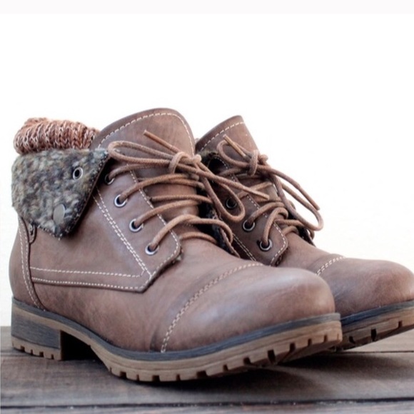 Size 5.5 Sweater Boots - Picture 3 of 4