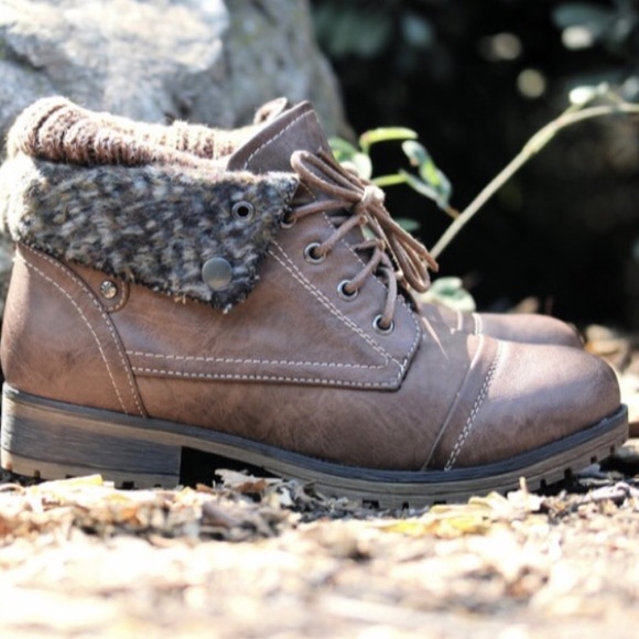 Size 5.5 Sweater Boots - Picture 4 of 4