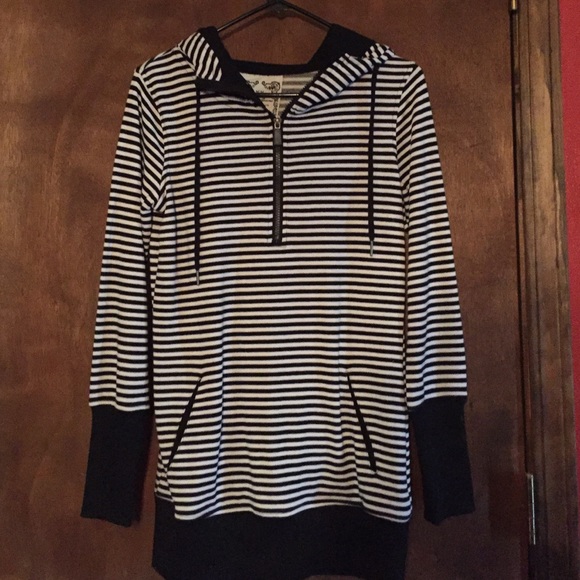 Adorable Hoodie 1/2 zip with slit pockets Sz M