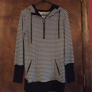 Adorable Hoodie 1/2 zip with slit pockets Sz M