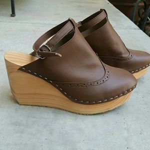 wedge clogs closed toe