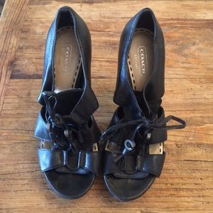 Coach like new tie up Heels size 6