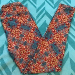 One size Lularoe leggings.