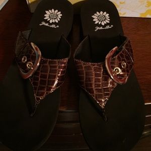 Yellow Box Brown Reptile print flip flops Sz 8