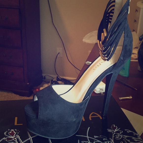 Liliana Opened toe Black heel with gold buckle