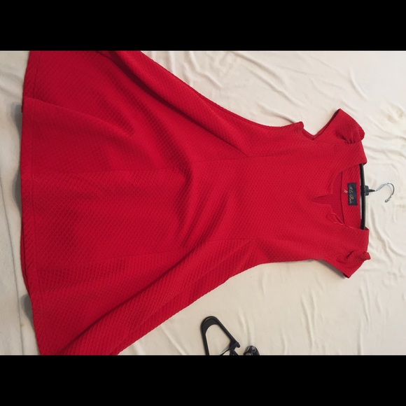 Red dress - Picture 2 of 2