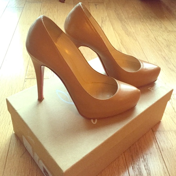 Christian Louboutin nude pump