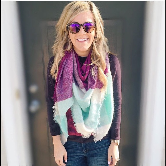 Zara Accessories - Triangle blanket scarf