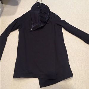 Lululemon Savasana wrap. NWOT. Size 4.