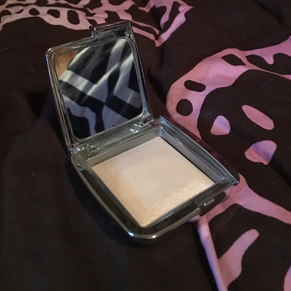 Hourglass highlighter in Incandescent Light