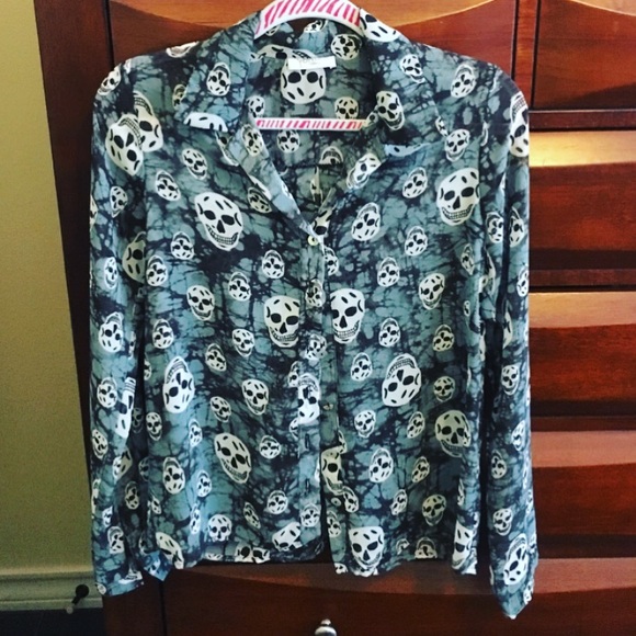 Tops - Long sleeve button down skull shirt! ❤️💀