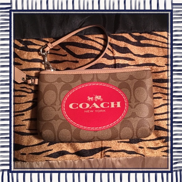 Coach Horse & Carriage LG Sig Wristlet🆕