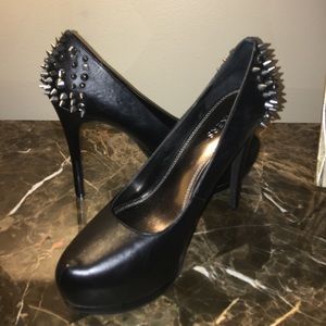 Black spiked pumps